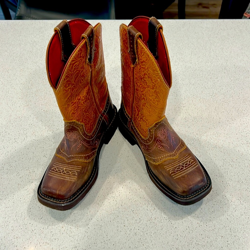 Justin Boots My daughter decided outside was not for her. Basically new size 7B